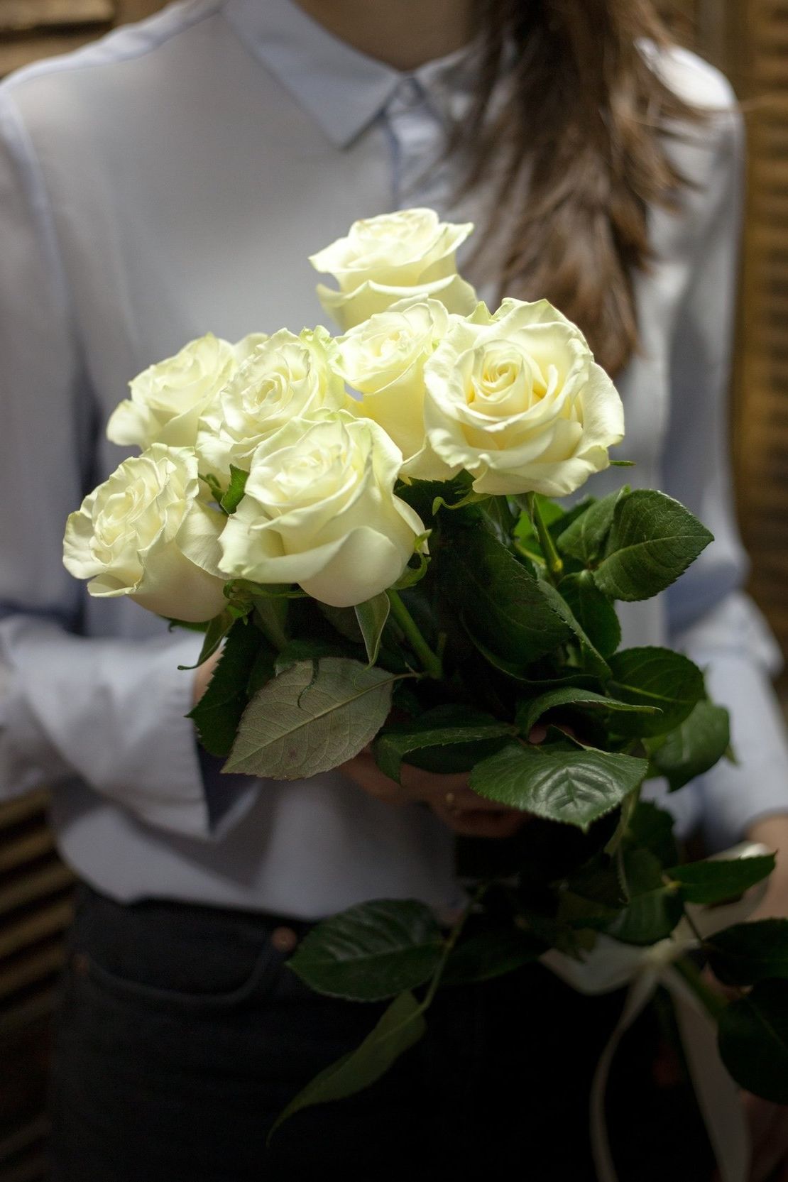 шляпная коробка с розами и гипсофилой для подарка в Армавире