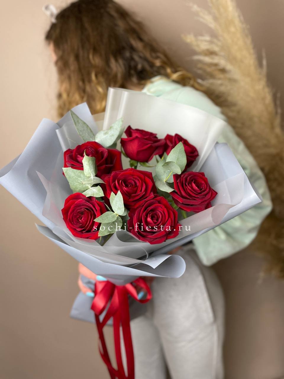 весенняя витрина флористической студии в Армавире с тюльпанами и ранункулюсами