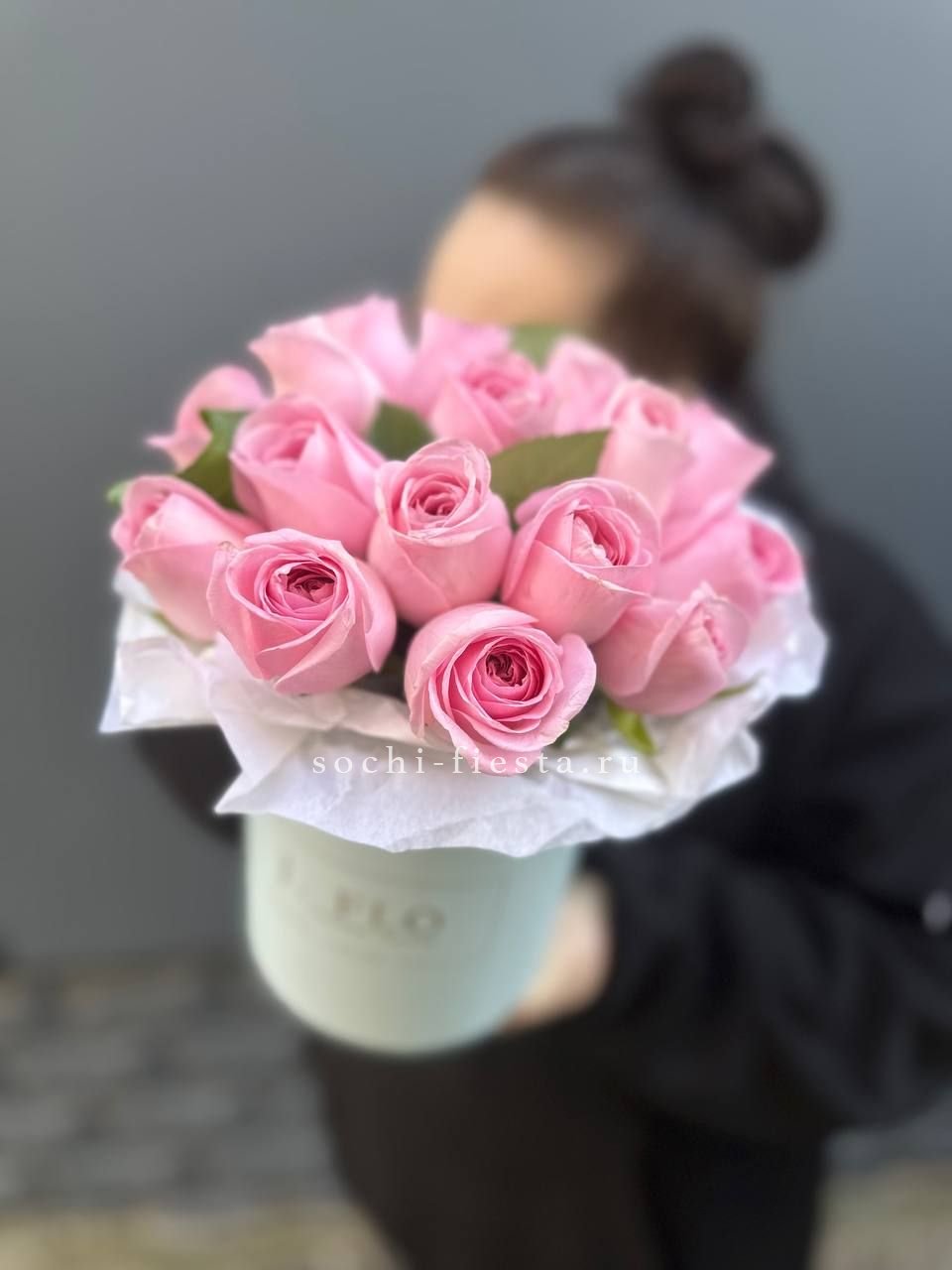 шляпная коробка с розами и хризантемами для студии флористики в Армавире