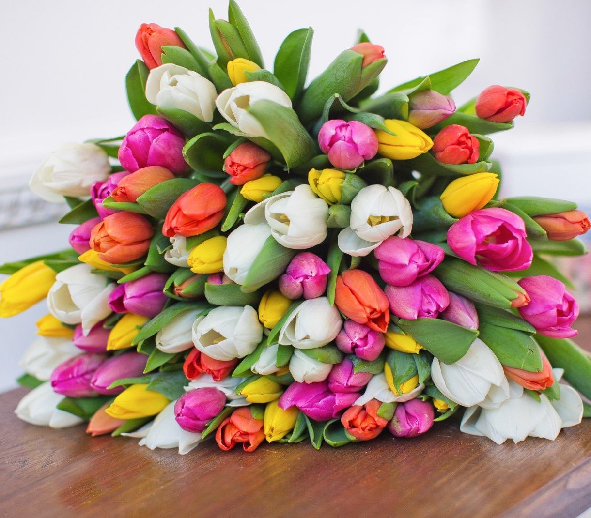 корпоративная композиция с розами и хризантемами для офиса в Армавире