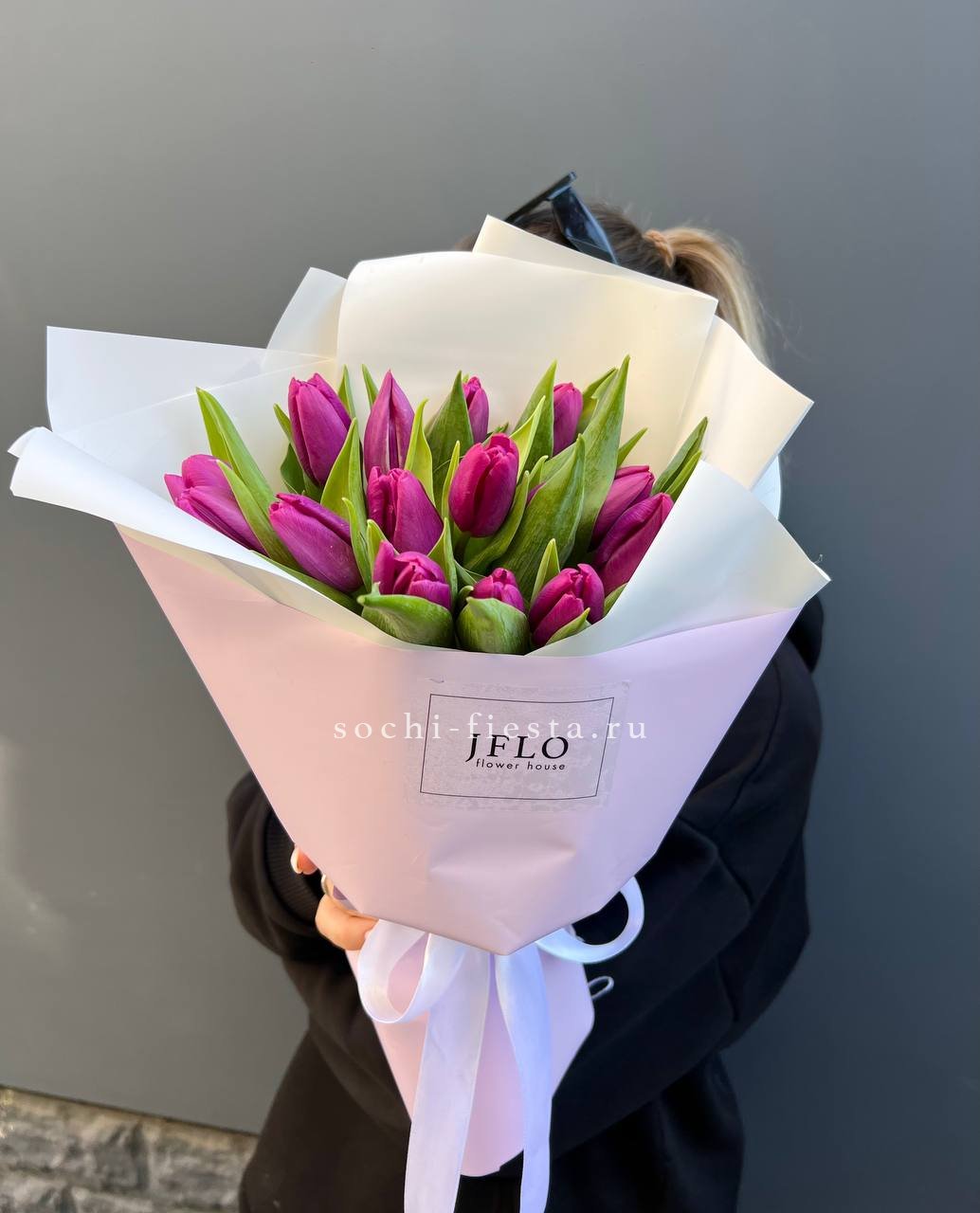 видовой каталог с розами и пионами в студии флористики в Армавире