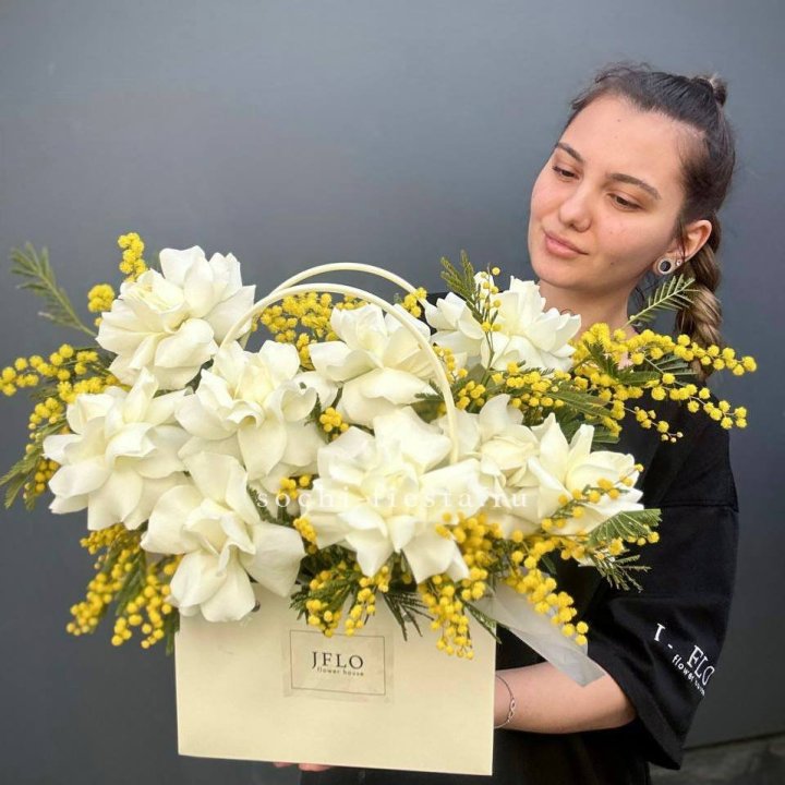 Французские Розы и мимоза  в сумочке  в Армавире