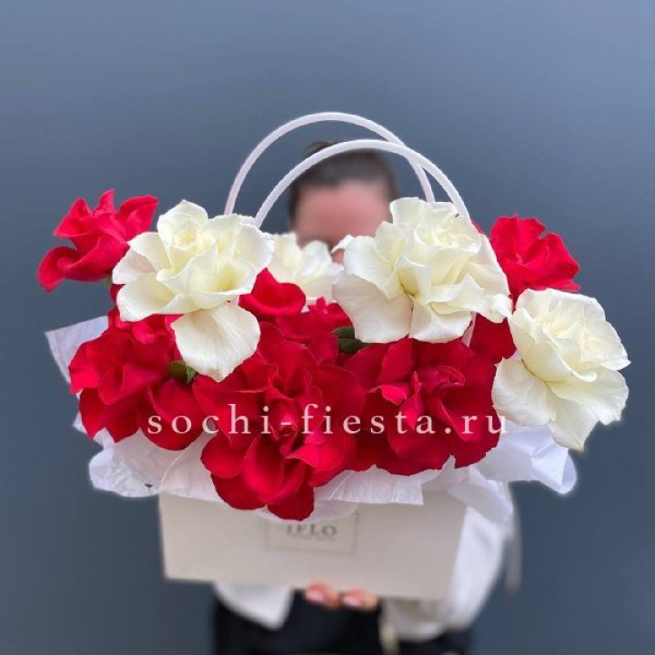 Сумочка  красных и белых роз в Армавире