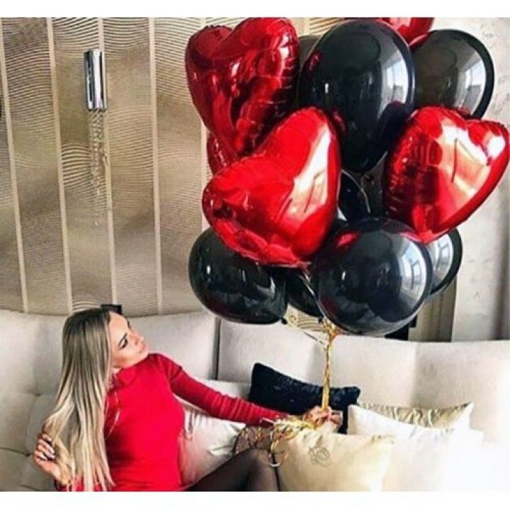 Фонтан из красных сердец с чёрными шарами  в Армавире