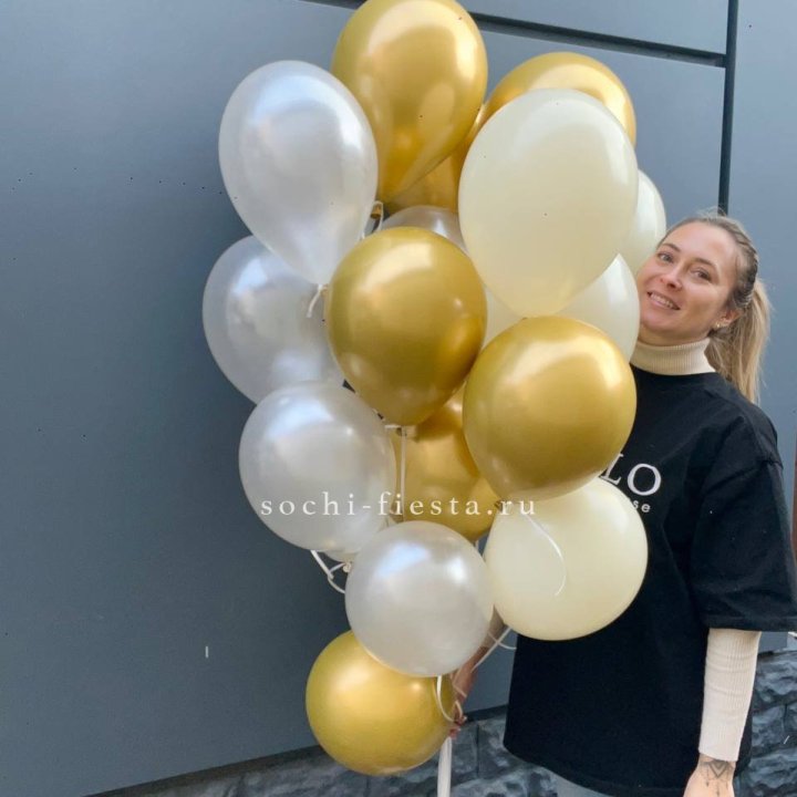 Облако шаров из белого и золотого оттенков в Армавире