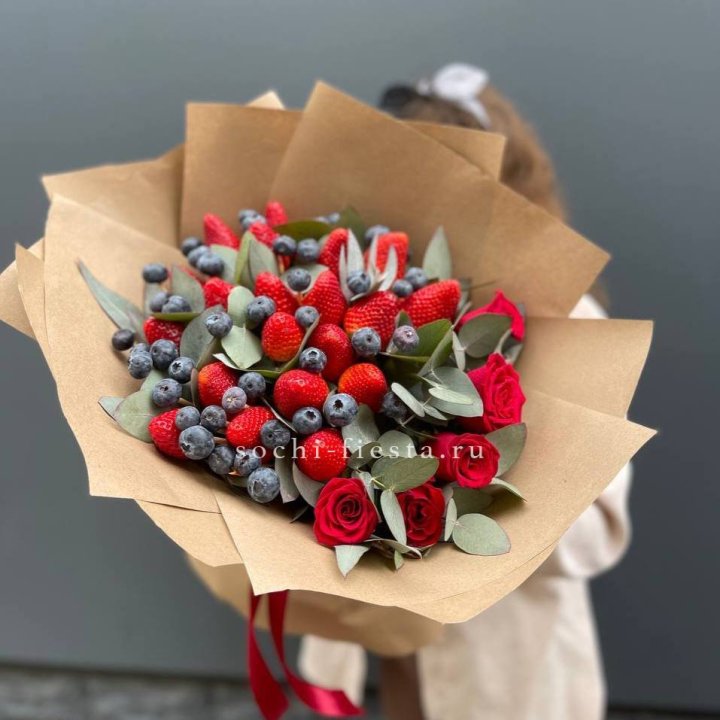 Клубника и голубика с цветами в Армавире