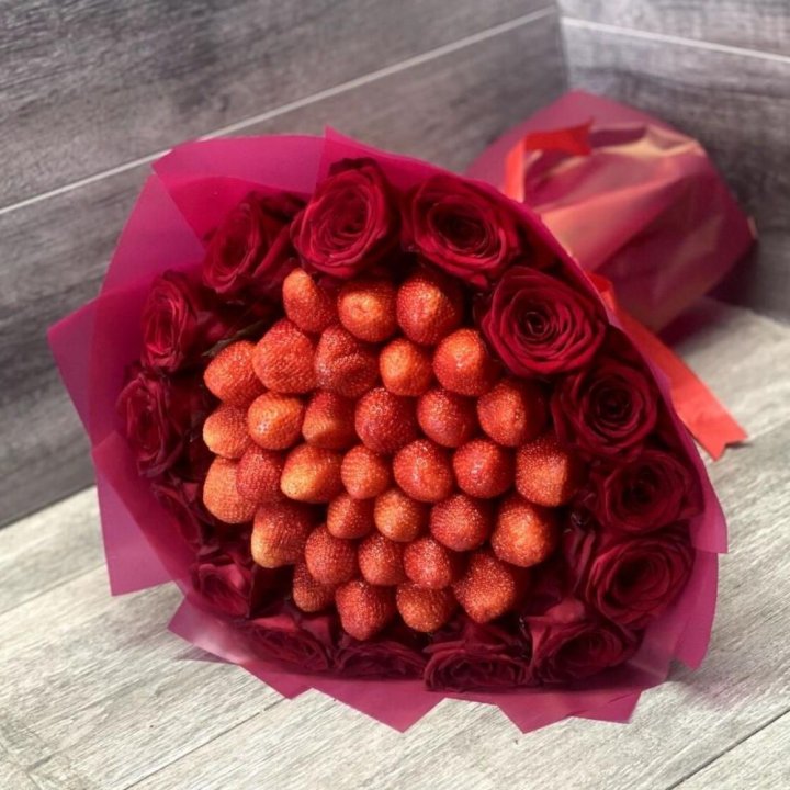 Клубничный букет с розами в Армавире