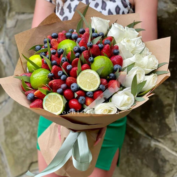 Ягодно-цитрусовый букет с розами в Армавире