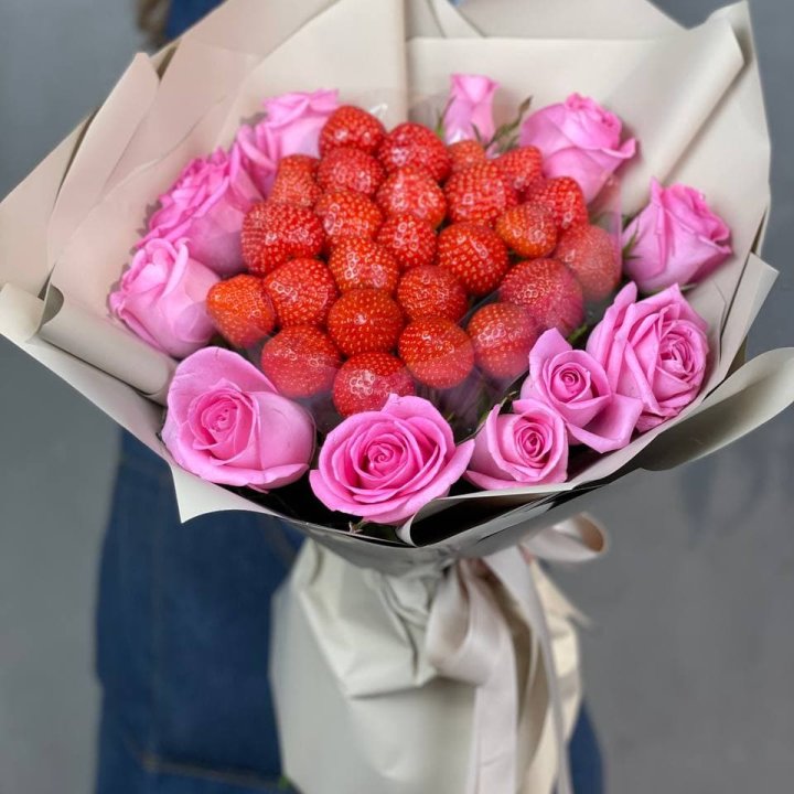 Клубника и розы в Армавире