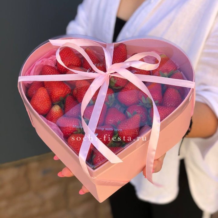 Коробочка сердце  с клубникой в Армавире