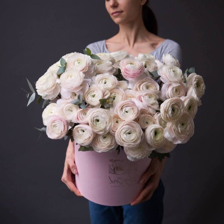 Бокс с ранункулюсами в Армавире