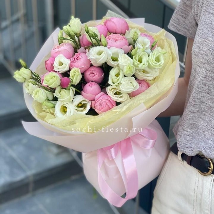 Букет кустовых роз с эустомой в Армавире