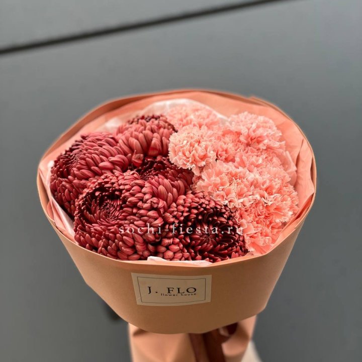 Букет хризантем и диантусов  в Армавире