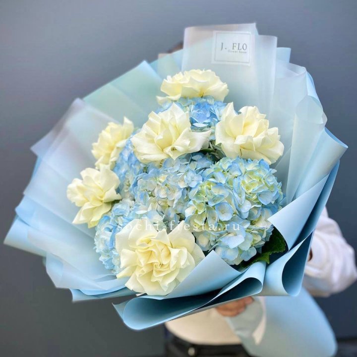  Букет из голубых гортензий и роз  в Армавире