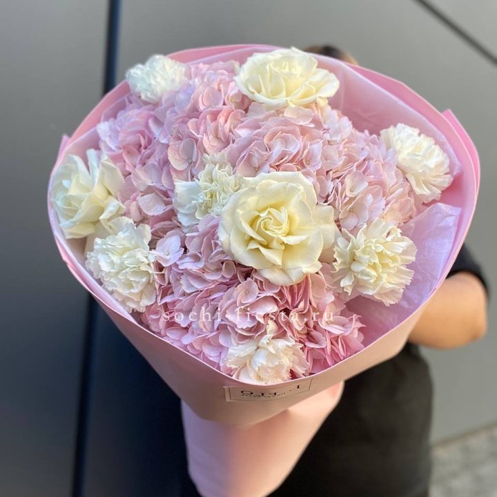  Букет гортензий и роз  в Армавире