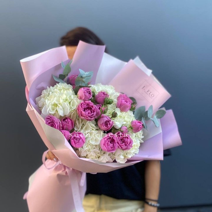 Букет белых гортензий и пионовидных роз  в Армавире