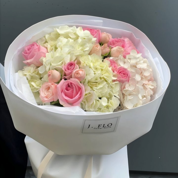  Букет гортензии и роз  "Тиамо" в Армавире