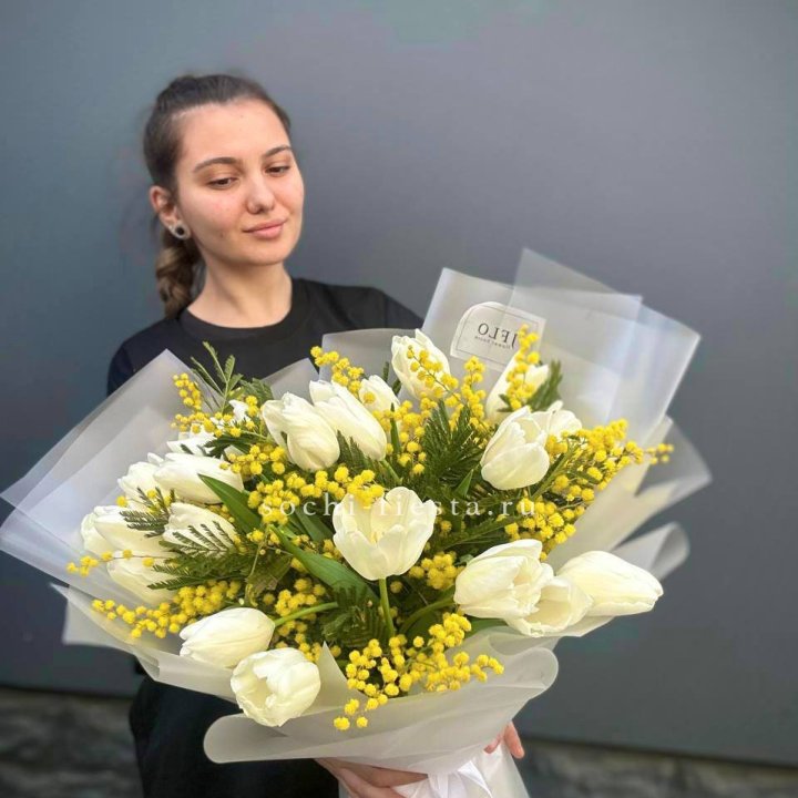 Букет тюльпанов и мимозы в Армавире