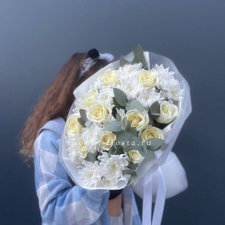  Букет белых роз с хризантемой  в Армавире