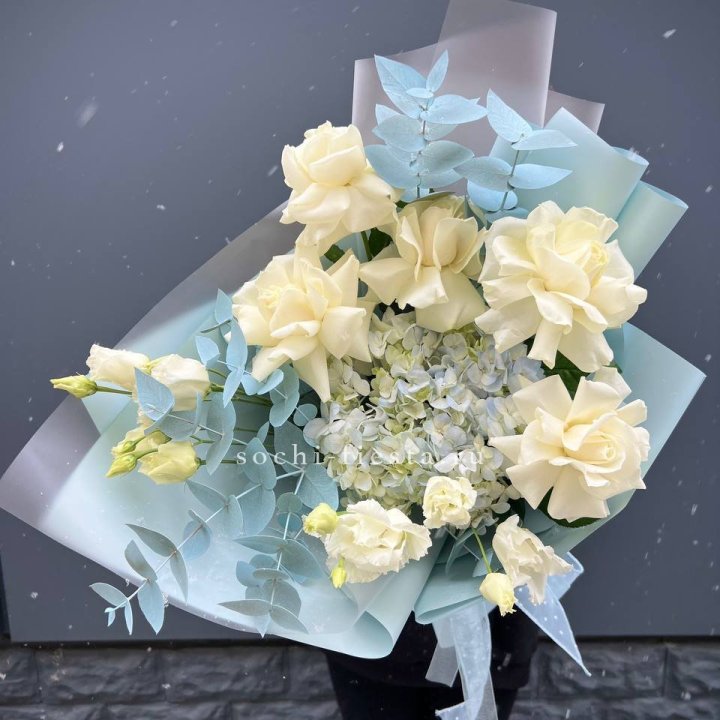 Букет с гортензией и белыми французскими розами в Армавире