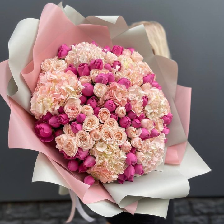 Букет кустовые розы и гортензия в Армавире