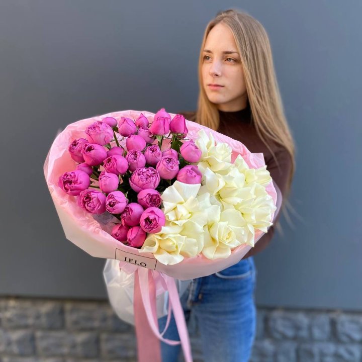 Дуо белых и кустовых роз в Армавире