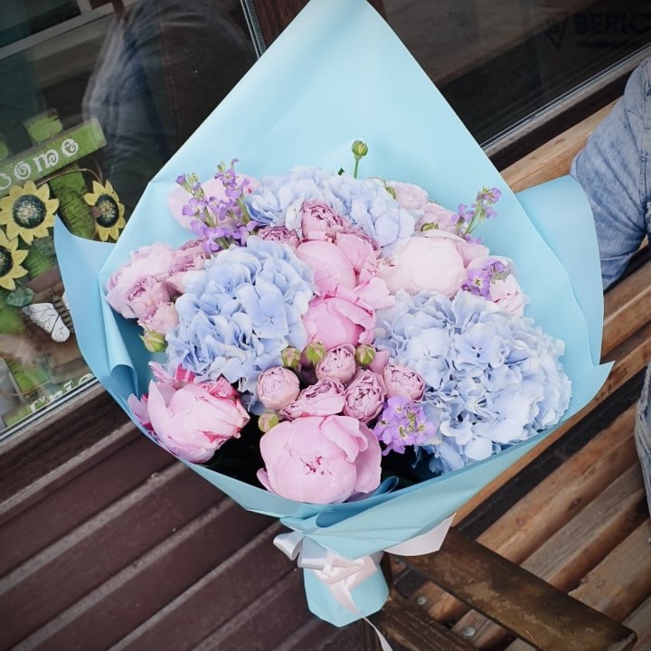 Букет с гортензиями "Блубери" в Армавире
