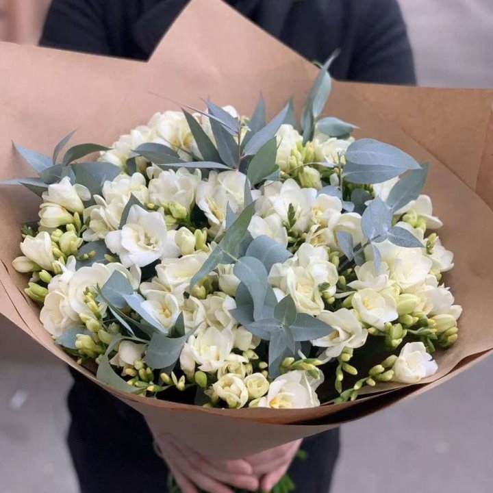 51 фрезия с эвкалиптом в Армавире