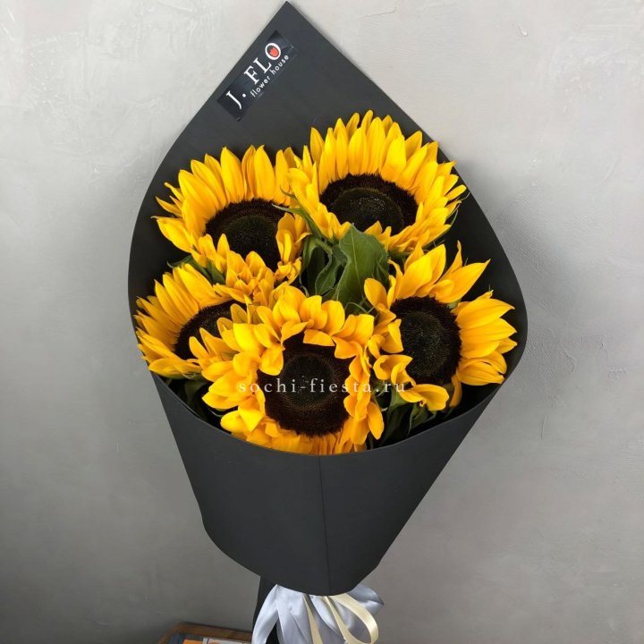 Букет из 5  подсолнухов в Армавире
