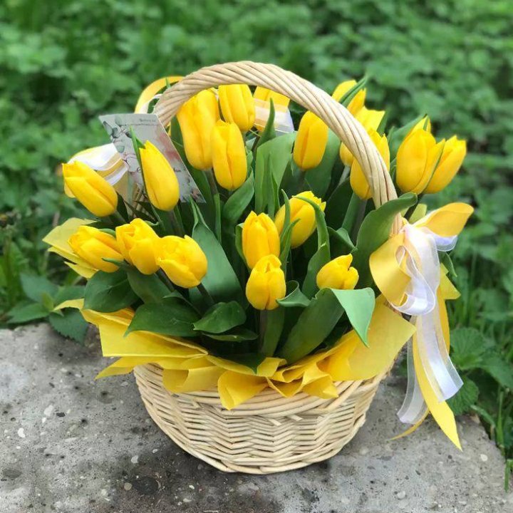 25 желтых тюльпанов в корзине в Армавире