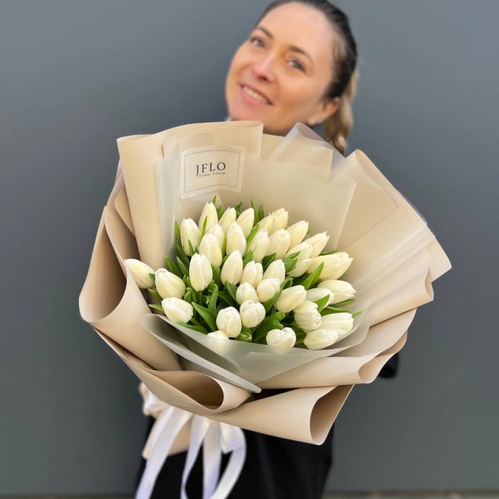 35 белых тюльпанов в Армавире