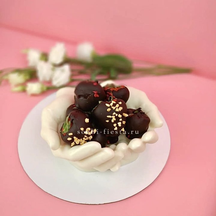 Клубника в шоколаде на шоколадных ладонях  в Армавире