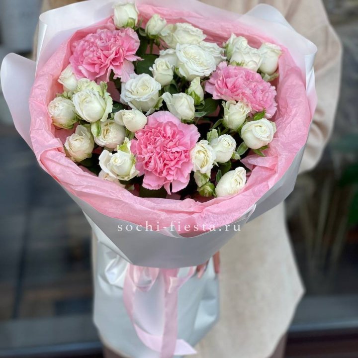 Букет розы с диантусами "Блэш" в Армавире