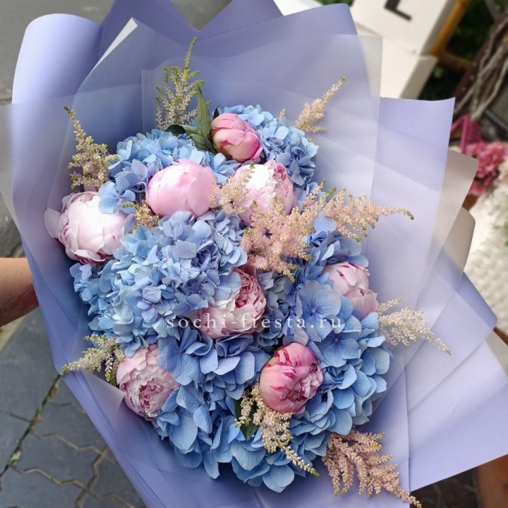 Дизайнерский букет с гортензией №3 в Армавире