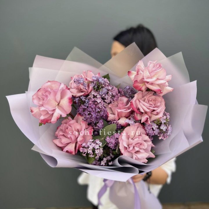 Букет из розовых роз и сирени в Армавире