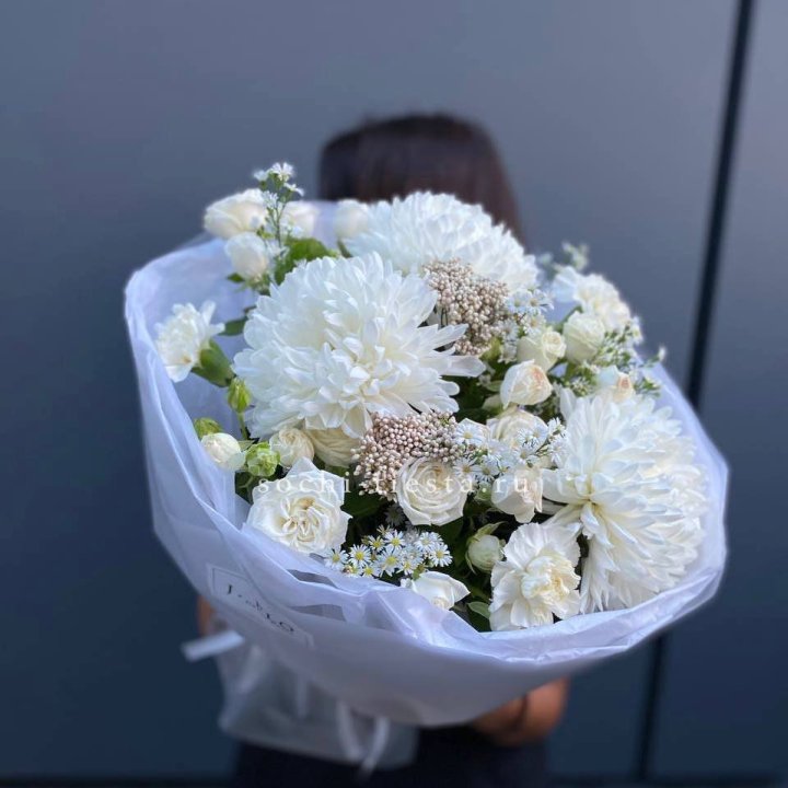 Букет хризантем и роз вайт шотс в Армавире