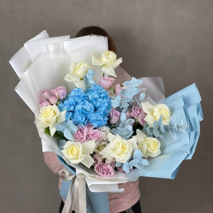 Дизайнерский букет "Блю скайфорт" в Армавире