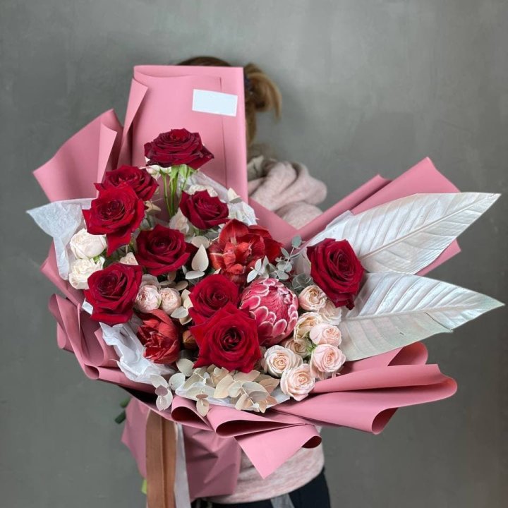 Дизайнерский букет "Ред Вильвет" в Армавире