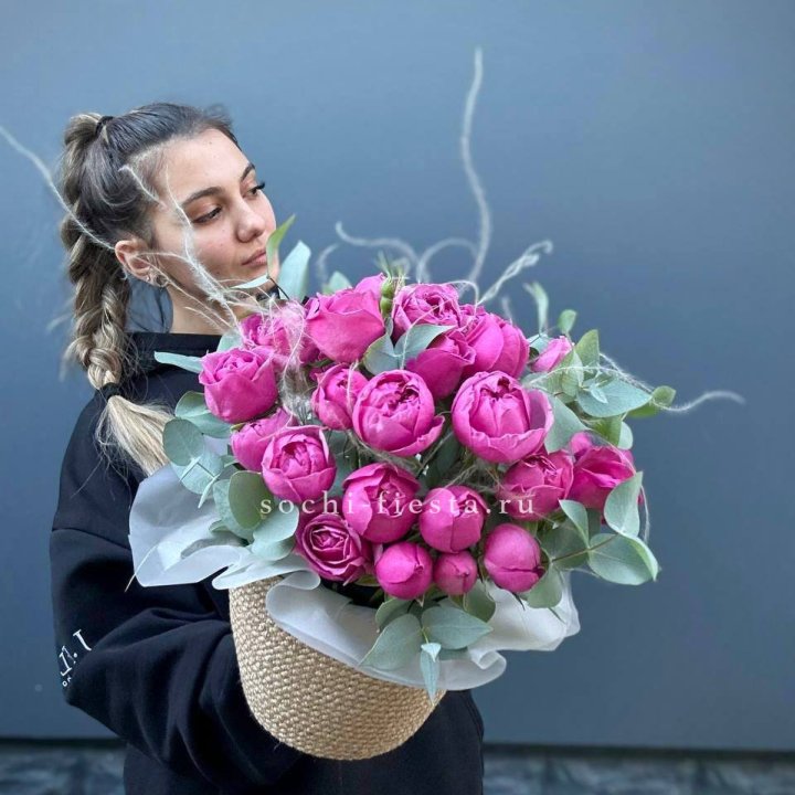 Пионовидные розы  в джутовом кашпо  в Армавире