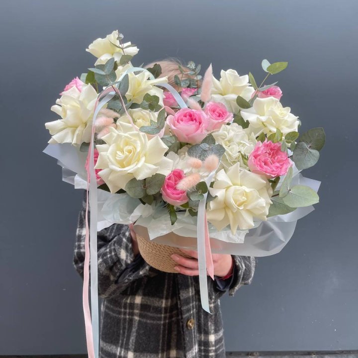 Кашпо с розами в Армавире