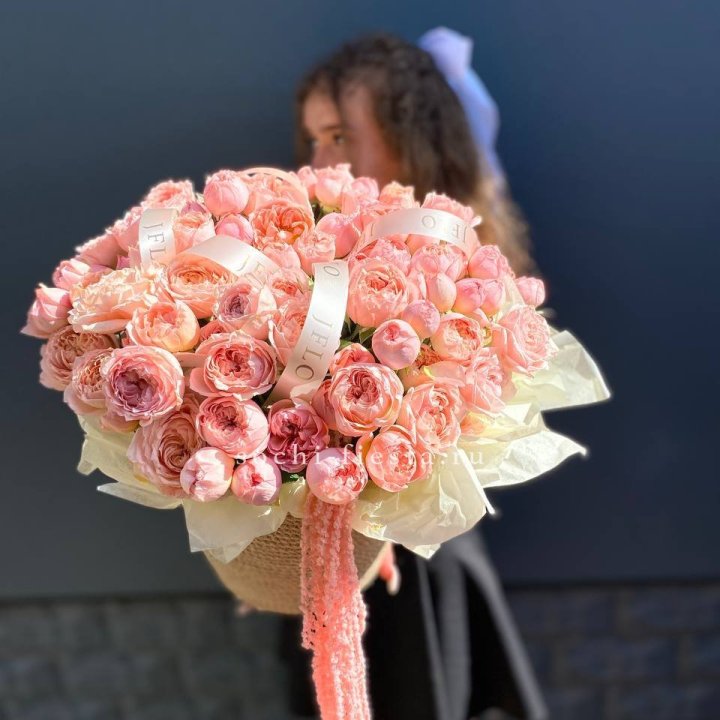 Кустовые розы Джульетта в джутовом кашпо в Армавире