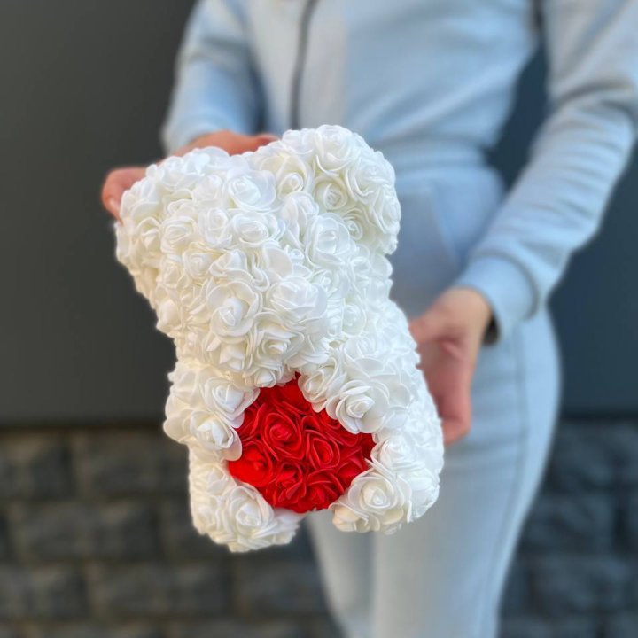 Медведь с красным седцем в Армавире