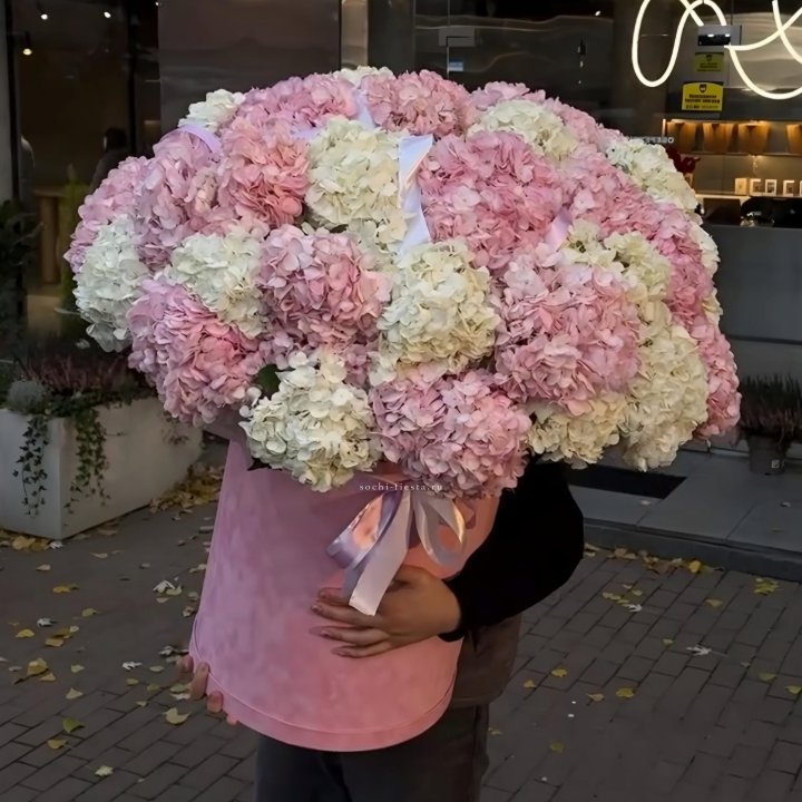 Дизайнерский цилиндр с гортензиями  в Армавире