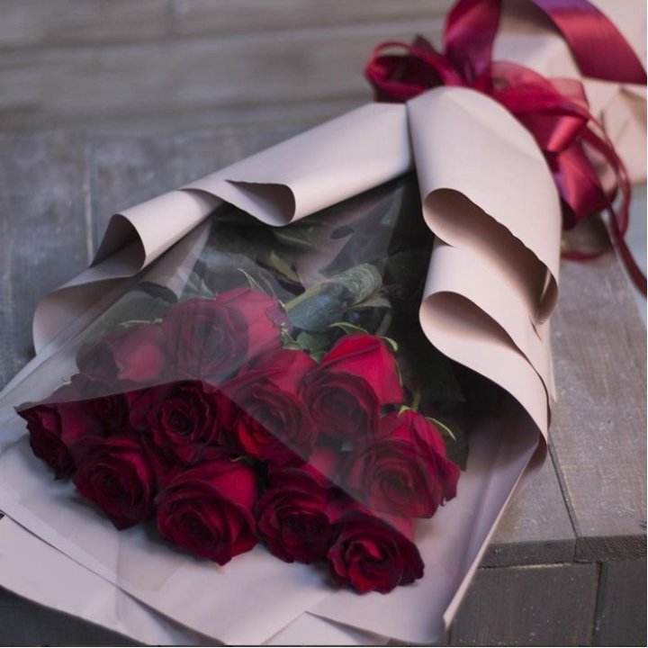 11 голландских роз в оформлении в Армавире