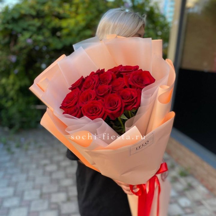 15 голландских роз в оформлении в Армавире