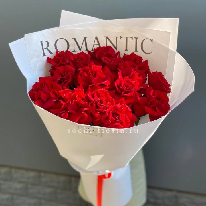 19 высоких роз в оформлении в Армавире