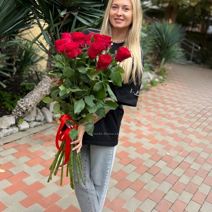 15 высоких красных роз в Армавире