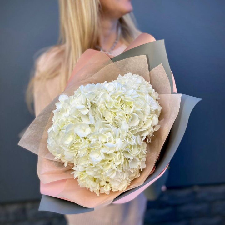 Букет из трёх белых гортензий в Армавире