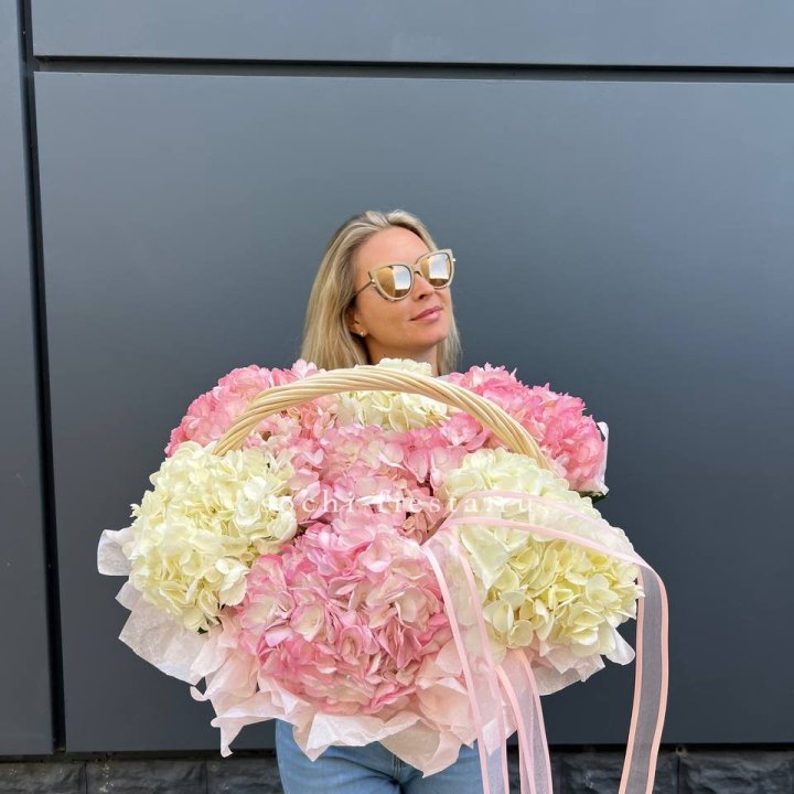 7 гортензий в корзине в Армавире