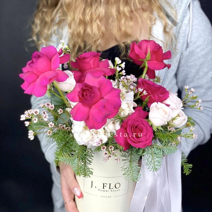 Новогодняя композиция в коробке пинк розе в Армавире